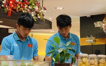 U22 Việt Nam dùng bữa vội lúc nửa đêm tại khách sạn sau khi giành chức vô địch SEA Games 30
