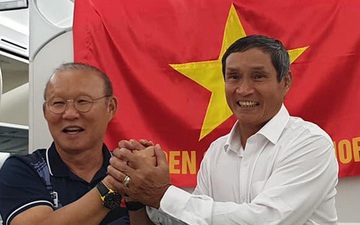 HLV Park Hang-seo và Mai Đức Chung nắm chặt tay nhau trên chuyến bay lịch sử mang 2 huy chương vàng về cho bóng đá Việt Nam