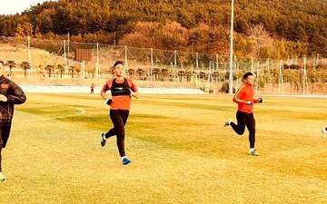 U23 Việt Nam tập luyện trong khung cảnh tràn ngập nắng vàng tại Hàn Quốc