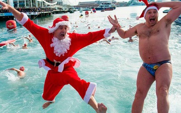 Lạ lùng giải đấu thể thao dịp Giáng sinh: Cosplay từ ông già Noel đến Darth Vader để rồi phải bơi thục mạng trong làn nước lạnh giá