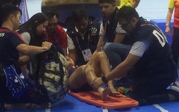 Nữ VĐV chủ nhà Philippines kêu gào trong đau đớn tột cùng sau cú tiếp đất sai kỹ thuật, phải rời sân đấu bằng cáng
