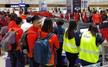 Máy bay chở hàng trăm VĐV Việt Nam sang Philippines dự SEA Games gặp sự cố, HLV trưởng đoàn Esports tự nhủ: Không sao, vạn sự khởi đầu nan!