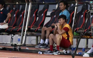 Quang Hải cắn răng, đứng ngồi không yên trước khi vỡ òa với cú sút penalty của Tiến Linh