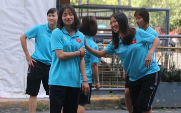 Các cô gái tuyển nữ Việt Nam cười tươi, thoải mái trước giờ đấu Thái Lan trong trận tranh huy chương vàng SEA Games 30