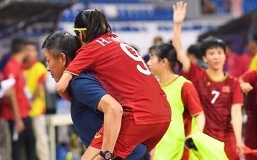 Xót xa đội trưởng tuyển nữ Việt Nam gục ngã đau đớn, phải nhờ bác sĩ cõng ra sân khi đồng đội ăn mừng huy chương vàng SEA Games