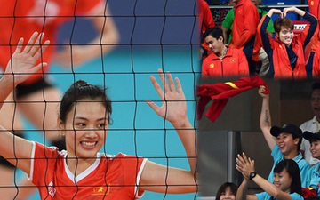 Cầu thủ nữ Việt Nam ra sân cổ vũ đội tuyển bóng chuyền trong trận chung kết với Thái Lan tại SEA Games 30