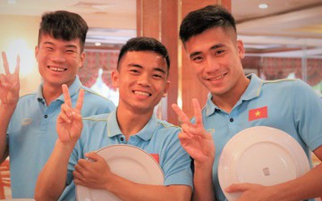 Tuyển thủ U22 Việt Nam thích thú với món ăn tại khách sạn Campuchia