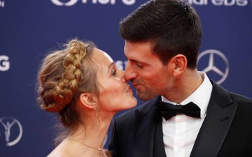 Tay vợt số 1 thế giới tình tứ khóa môi vợ khi đến nhận giải Oscar thể thao