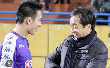 HLV Lee Young-jin tay cười rạng rỡ khi gặp lại các học trò tại tuyển Việt Nam