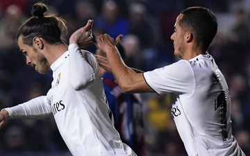 Gareth Bale bực tức gạt tay đồng đội, từ chối ăn mừng pha lập công quý như vàng cho Real