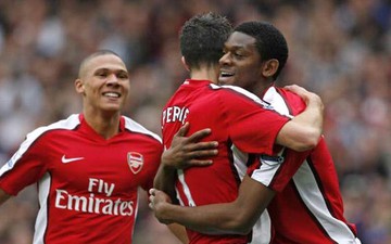 Bệnh binh huyền thoại của Arsenal cuối cùng đã chịu đầu hàng số phận