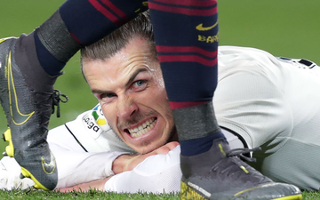Khoảnh khắc thể thao khó đỡ: Gareth Bale nhe răng tức giận qua khe chân "đối thủ không đội trời chung"