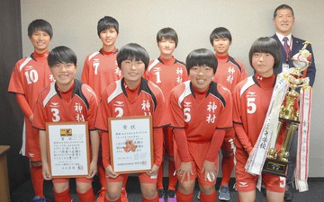 Đội bóng nữ Nhật Bản lập kỳ tích vô địch giải đấu với chỉ 8 thành viên