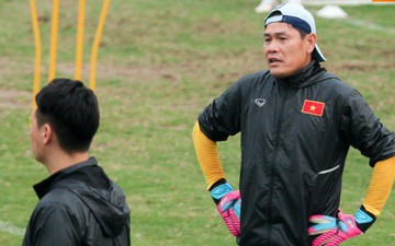 Tập lấn sân, trợ lý Lee Young-jin khiến HLV thủ môn U23 Việt Nam phật ý