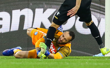 Kinh hoàng: Cố gắng thi đấu khi bị chấn thương đầu, thủ môn số 1 của Colombia đổ gục bất tỉnh ngay trên sân