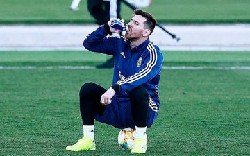 Messi trở lại "ngồi nhìn" ĐT Argentina hừng hực khí tập luyện