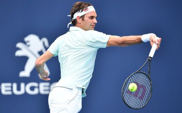 Federer khiến khán giả bật dậy phấn khích sau pha đôi công "đánh cầu lông" ghi điểm ở tứ kết Miami Open