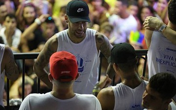 Về quê dưỡng thương, Neymar tiệc tùng với ca sĩ xinh đẹp