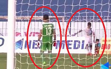 Cầu thủ Việt tự sút về lưới nhà, HLV trưởng nói do… gió, không phải bán độ