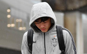 Xuân Trường co ro vì lạnh, đội mũ trùm kín mít, cúi đầu bước đi trong cơn mưa buốt giá ở Nhật Bản