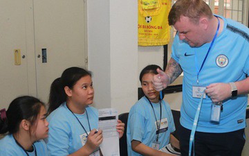 CLB Manchester City mở lớp dạy trẻ em Việt kỹ năng mềm thông qua bóng đá