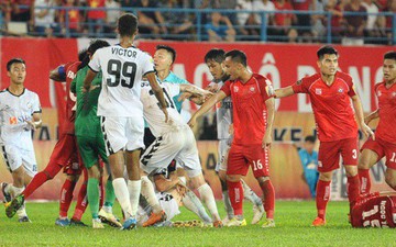 CĐV Hải Phòng quây chặt xe đội khách, quát nạt cầu thủ Đà Nẵng sau trận đấu có 2 thẻ đỏ