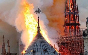 Hàng loạt ngôi sao bóng đá nuối tiếc vì nhà thờ Đức Bà, biểu tượng của thủ đô Paris bị lửa tàn phá