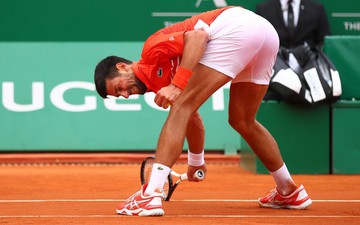 Djokovic nổi giận đập nát vợt, ném vợt về phía khán giả ở trận ra quân Monte Carlo Masters
