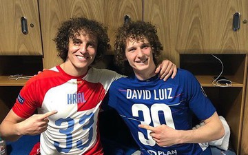 Hài hước hình ảnh "David Luiz giả" ra chúc mừng "David Luiz thật" sau chiến thắng của Chelsea tại Europa League