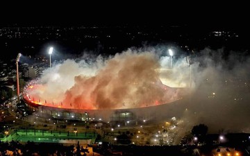 CĐV đội bóng Hy Lạp đốt hàng nghìn quả pháo sáng, biến sân nhà thành biển lửa để ăn mừng cúp vô địch sau 34 năm chờ đợi