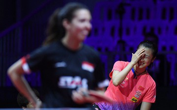 Nữ tay vợt số 1 thế giới ngượng chín mặt, khiến đối thủ cười không nhặt được miệng sau màn vào thi đấu mà quên mặc đồ