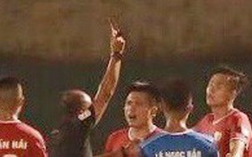 Hai cầu thủ Hà Tĩnh nhận thẻ đỏ ở trận đấu với Phố Hiến FC vì cùng một lỗi đánh nguội
