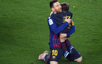 Khoảnh khắc đẹp ngày Barcelona vô địch La Liga: Messi quỳ rạp xuống sân, hạnh phúc ôm chầm con trai