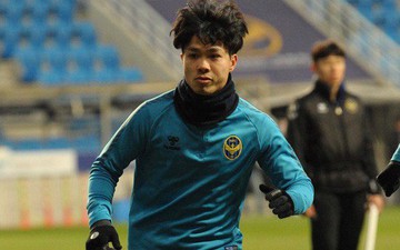 Cổ động viên Incheon United hô vang tên Công Phượng trong ngày đầu đá chính tại K.League