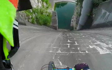 Đừng xem video này nếu bạn không có một trái tim khỏe: VĐV xe đạp lao tự do từ đỉnh đập nước khiến người xem đứng tim
