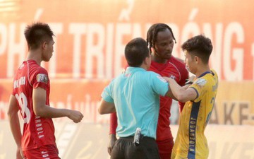 Cầu thủ Thanh Hóa và Hải Phòng khiến khán giả phải theo dõi trận đấu nóng "hơn 40 độ"