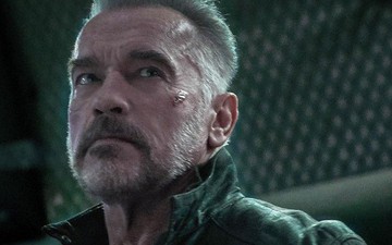 "Kẻ hủy diệt" Arnold Schwarzenegger bất ngờ bị một fan cuồng đạp mạnh từ phía sau nhưng phản ứng sau đó của ông mới đáng chú ý