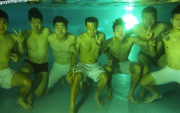 Cầu thủ Hà Nội FC check-in dưới hồ bơi ăn mừng chiến thắng và cái kết khó đỡ