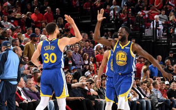Cặp đôi Curry và Green có được triple-double, giúp Warriors dành chiến thắng tuyệt đối trước Blazers