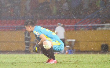 Thủ môn trẻ tài năng của U23 Việt Nam nhận lời cảnh báo sau trận "thuỷ chiến" trên sân Hàng Đẫy