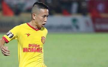 Không đẹp trai cũng chẳng 6 múi, cầu thủ lùn nhất V.League khiến làng bóng Việt tuần qua sửng sốt