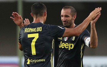 Huyền thoại Juventus ca ngợi Cristiano Ronaldo là một vị thần trong bóng đá