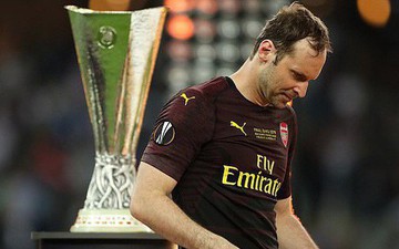 Hành động đáng trân trọng của thủ môn Bùi Tiến Dũng sau khi chứng kiến thần tượng Petr Cech rơi lệ vì thua trận chung kết Europa League