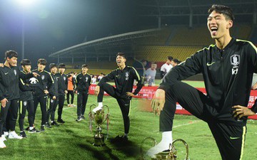 Biến căng: Toàn đội Hàn Quốc phải cúi đầu xin lỗi sau hành động đạp chân lên chiếc cúp vô địch giành được tại Trung Quốc