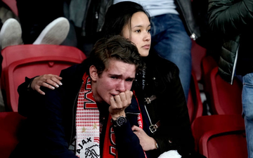 Chàng thanh niên hâm mộ Ajax gục khóc nức nở trong vòng tay bạn gái sau thất bại nghiệt ngã ở bán kết Champions League