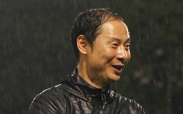 U23 Việt Nam tập luyện dưới trời mưa tầm tã trong ngày đầu làm việc với trợ lý mới thầy Park