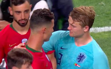Vừa giành chức vô địch Nations League, Ronaldo hóa thân làm "siêu cò", chèo kéo cầu thủ đẹp trai nhất tuyển Hà Lan