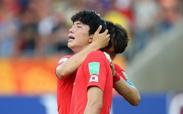 Đội bóng quê hương HLV Park Hang-seo ôm nhau khóc nấc khi thua ngược ở chung kết đấu trường World Cup