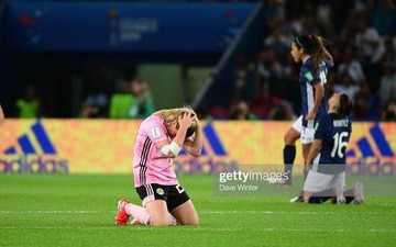 Dẫn trước 3 bàn nhưng bị gỡ hòa trong vỏn vẹn 20 phút, tuyển nữ Scotland bật khóc nức nở khi bị loại khỏi World Cup nữ 2019