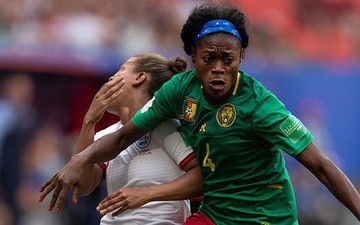 Ai ngờ tại giải bóng đá nữ lớn nhất thế giới lại xuất hiện những "Chí Phèo" thế kỷ 21: Cầu thủ Cameroon nhổ nước bọt vào đối thủ, đẩy trọng tài rồi bỏ ra ngoài sân không thèm thi đấu tiếp